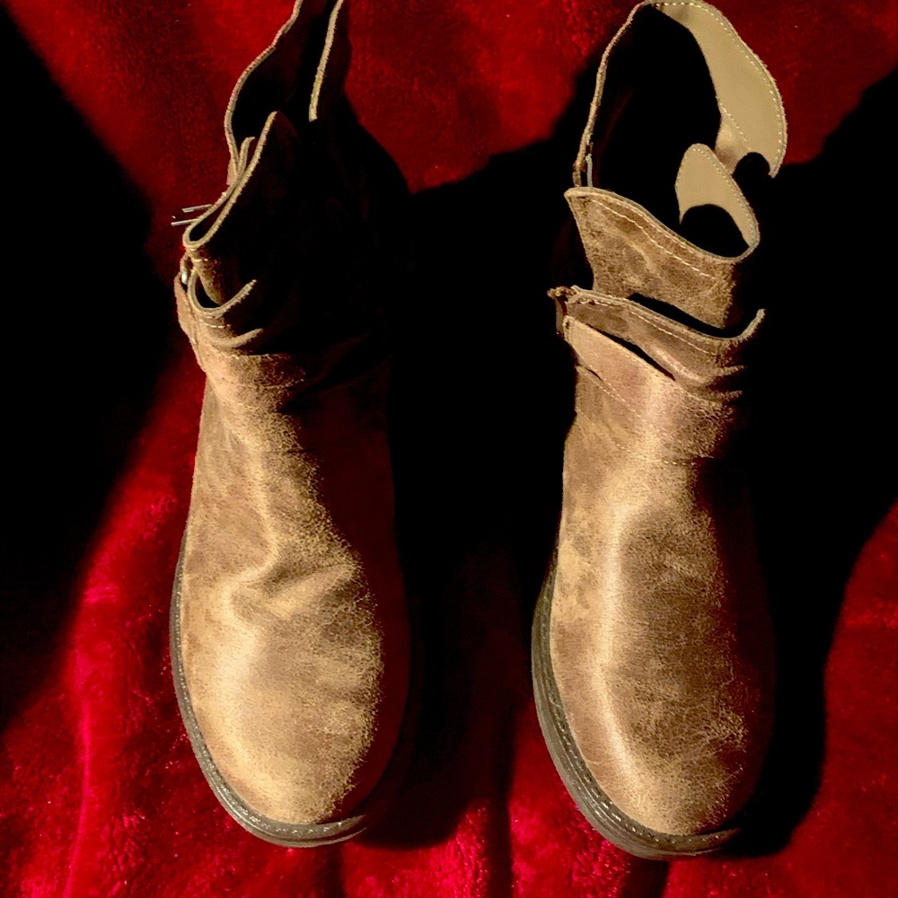 Light brown 5 1/2 Carlos ankle boots